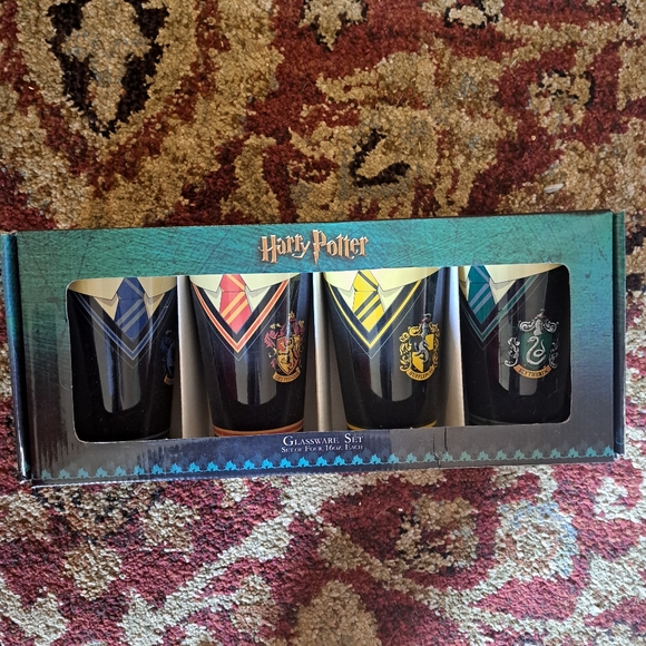 NIB Harry Potter Crested Glassware Set of 4 - Picture 1 of 13